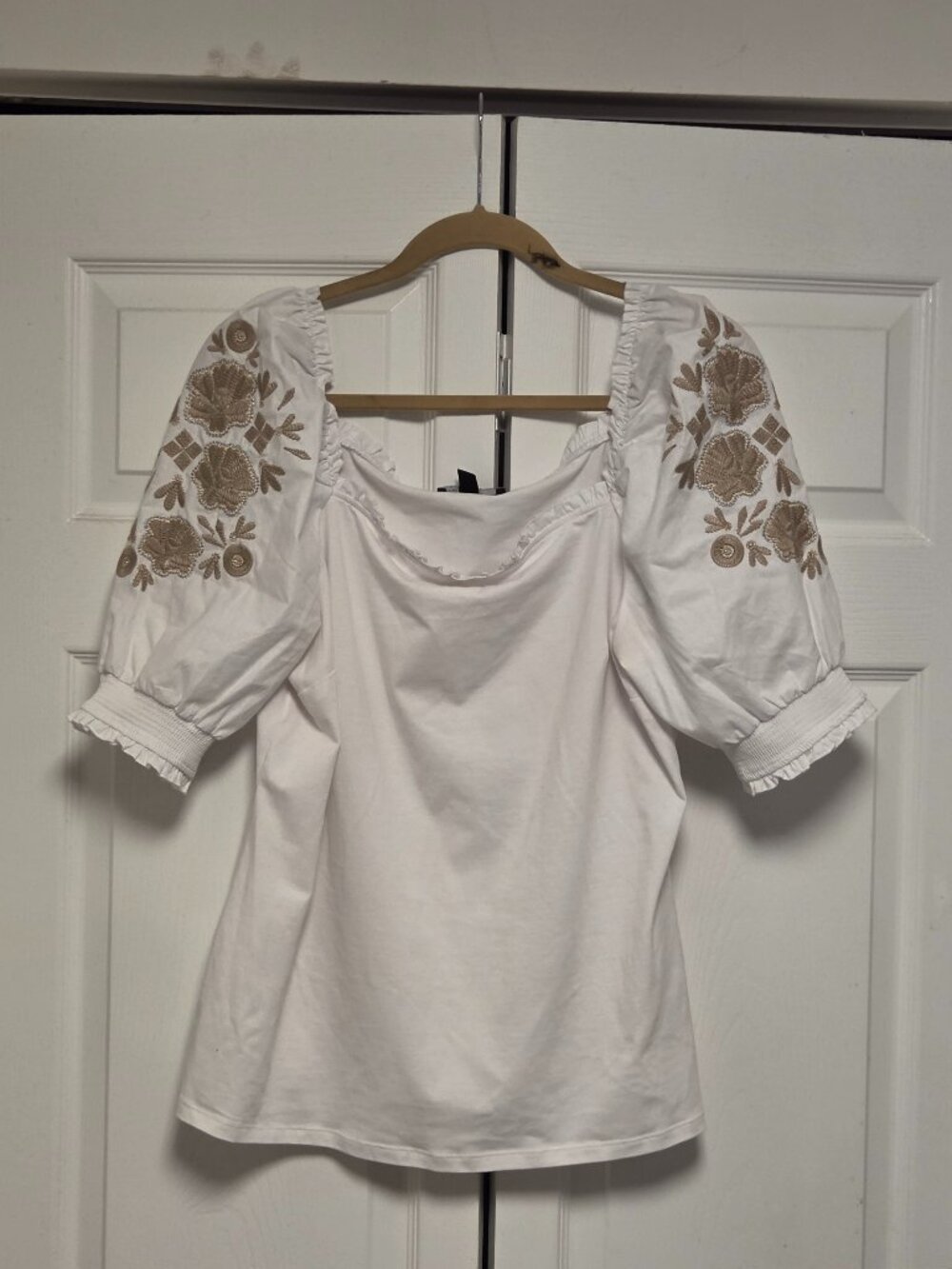 Cotton summer short-sleeve top with puffy sleeves.
